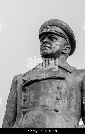 Statue von Georgij Konstantinowitsch Schukow im Moskauer Siegespark. Russland, Sankt Petersburg, 6. September 2021 Stockfoto