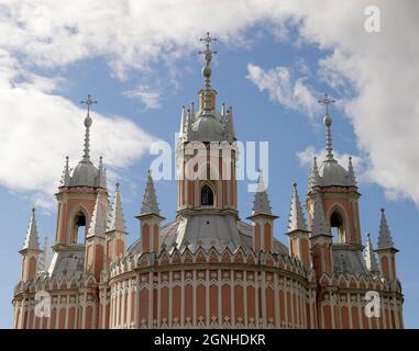 Schöne Kirche der Geburt des heiligen Johannes des Täufers 'Ches-Menskaya'. Russland, Sankt Petersburg, 7. September 2021 Stockfoto