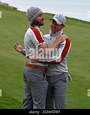 Tommy Fleetwood (links) und Rory McIlroy vom Team Europe nach dem zweiten Tag des 43. Ryder Cup in Whistling Straits, Wisconsin. Bilddatum: Samstag, 25. September 2021. Stockfoto