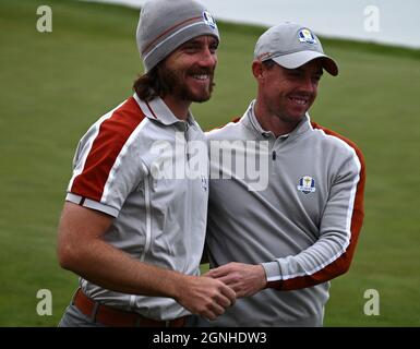 Tommy Fleetwood (links) und Rory McIlroy vom Team Europe nach dem zweiten Tag des 43. Ryder Cup in Whistling Straits, Wisconsin. Bilddatum: Samstag, 25. September 2021. Stockfoto