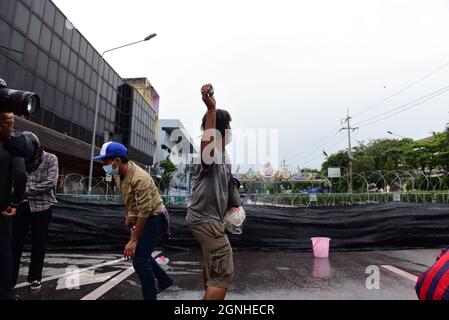 Bangkok, Thailand. September 2021. Regierungsfeindliche Demonstranten treffen auf die Bereitschaftspolizei an der Kreuzung Nang Loeng, wo Beamte Stacheldraht verwendeten, um zu verhindern, dass Demonstranten im Regierungshaus eintrafen, Zusammenstöße zwischen Demonstranten und Bereitschaftspolizei ausbrachen. Demonstranten feuern ein Feuerwerk, werfen Feuerwerkskörper und warfen rote Farbe auf die Beamten. Die Bereitschaftspolizei reagierte mit Wasser und setzte schnell bewegende Einheiten mit Tränengas und Gummigeschosspistole ein, die die Demonstranten verfolgen und verhaften. (Foto von Teera Noisakran/Pacific Press) Quelle: Pacific Press Media Production Corp./Alamy Live News Stockfoto