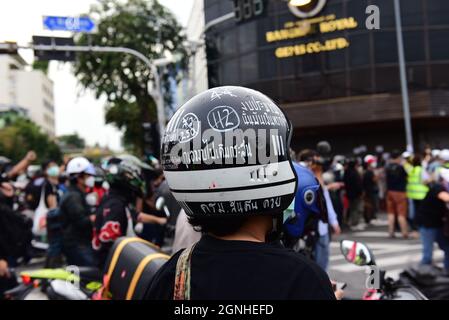 Bangkok, Thailand. September 2021. Regierungsfeindliche Demonstranten treffen auf die Bereitschaftspolizei an der Kreuzung Nang Loeng, wo Beamte Stacheldraht verwendeten, um zu verhindern, dass Demonstranten im Regierungshaus eintrafen, Zusammenstöße zwischen Demonstranten und Bereitschaftspolizei ausbrachen. Demonstranten feuern ein Feuerwerk, werfen Feuerwerkskörper und warfen rote Farbe auf die Beamten. Die Bereitschaftspolizei reagierte mit Wasser und setzte schnell bewegende Einheiten mit Tränengas und Gummigeschosspistole ein, die die Demonstranten verfolgen und verhaften. (Foto von Teera Noisakran/Pacific Press) Quelle: Pacific Press Media Production Corp./Alamy Live News Stockfoto