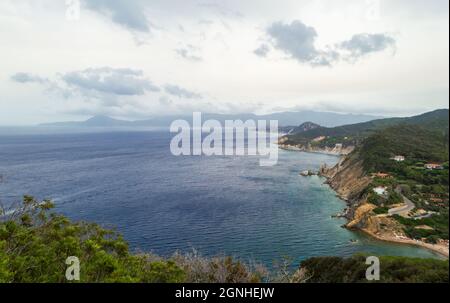 Östlicher Teil der kleinen Halbinsel Monte Enfola auf der Insel Elba, Italien mit dem Strand von Sansone im Hintergrund Stockfoto