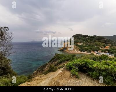 Östlicher Teil der kleinen Halbinsel Monte Enfola auf der Insel Elba, Italien mit dem Strand von Sansone im Hintergrund Stockfoto