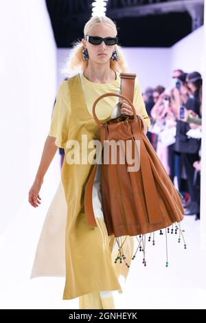 Mailand, Italien. September 2021. SUNNEI SS22 Runway während der Milan Fashion Week am 2021. September - Mailand, Italien. 24/09/2021 Credit: dpa/Alamy Live News Stockfoto