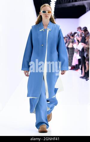 Mailand, Italien. September 2021. SUNNEI SS22 Runway während der Milan Fashion Week am 2021. September - Mailand, Italien. 24/09/2021 Credit: dpa/Alamy Live News Stockfoto