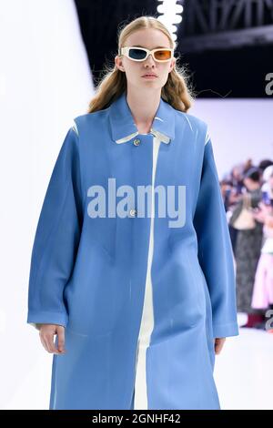 Mailand, Italien. September 2021. SUNNEI SS22 Runway während der Milan Fashion Week am 2021. September - Mailand, Italien. 24/09/2021 Credit: dpa/Alamy Live News Stockfoto