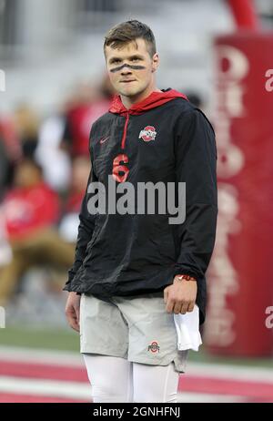 Columbus, Usa. September 2021. Ohio State Buckeyes Quarterback Kyle McCord (6) blickt während der Aufwärmphase vor dem Spiel von Buckeyes gegen die Akron-Reißverschlüsse am Samstag, 25. September 2021 in Columbus, Ohio, über das Feld. Foto von Aaron Josefczyk/UPI Credit: UPI/Alamy Live News Stockfoto