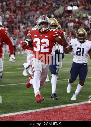 Columbus, Usa. September 2021. Ohio State Buckeys TreVeson Henderson (32) gleitet am Samstag, 25. September 2021, in Columbus, Ohio, in die Endzone für einen Touchdown gegen die Akron-Zips. Foto von Aaron Josefczyk/UPI Credit: UPI/Alamy Live News Stockfoto