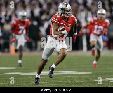 Columbus, Usa. September 2021. Ohio State Buckeyes Ronnie Hickman (14) gibt am Samstag, den 25. September 2021, in Columbus, Ohio, einen Interception für einen Touchdown gegen die Akron-Zips zurück. Foto von Aaron Josefczyk/UPI Credit: UPI/Alamy Live News Stockfoto