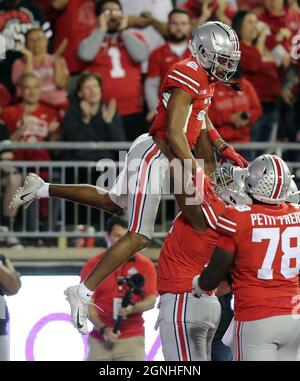 Columbus, Usa. September 2021. Ohio State Buckeyes Chris Olave (2) feiert am Samstag, den 25. September 2021, einen Touchdown gegen die Akron-Zips in Columbus, Ohio. Foto von Aaron Josefczyk/UPI Credit: UPI/Alamy Live News Stockfoto