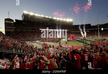 Columbus, Usa. September 2021. Die Ohio State Buckeyes laufen am Samstag, den 25. September 2021, in Columbus, Ohio, auf das Feld für ihr Spiel gegen die Akron-Reißverschlüsse. Foto von Aaron Josefczyk/UPI Credit: UPI/Alamy Live News Stockfoto