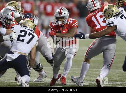 Columbus, Usa. September 2021. Ohio State Buckeyes TreVeson Henderson (32) läuft am Samstag, den 25. September 2021, in Columbus, Ohio, durch die Linie für einen Touchdown gegen die Akron-Zips. Foto von Aaron Josefczyk/UPI Credit: UPI/Alamy Live News Stockfoto