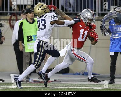 Columbus, Usa. September 2021. Ohio State Buckeyes Jaxon Smith-Njigba (11) Stiff Arms Akron zerstippt Ronald Jackson Jr (23), nachdem er in der ersten Hälfte in Columbus, Ohio, am Samstag, 25. September 2021 einen Fang gemacht hatte. Foto von Aaron Josefczyk/UPI Credit: UPI/Alamy Live News Stockfoto