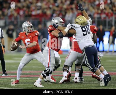 Columbus, Usa. September 2021. Ohio State Buckeyes Kyle McCord (6) wirft am Samstag, 25. September 2021, in Columbus, Ohio, einen Pass gegen die Akron-Reißverschlüsse. Foto von Aaron Josefczyk/UPI Credit: UPI/Alamy Live News Stockfoto