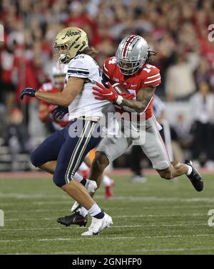 Columbus, Usa. September 2021. Ohio State Buckeyes Ronnie Hickman (14) fängt in der ersten Hälfte in Columbus, Ohio, am Samstag, den 25. September 2021, einen Pass von Akron Zips Xavier Johnson (25) ab. Foto von Aaron Josefczyk/UPI Credit: UPI/Alamy Live News Stockfoto