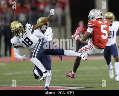 Columbus, Usa. September 2021. Ohio State Buckeyes Garrett Wilson (5) macht einen Fang, während Akron Zips A.J. verteidigt Watt (18) in der ersten Halbzeit in Columbus, Ohio am Samstag, 25. September 2021. Foto von Aaron Josefczyk/UPI Credit: UPI/Alamy Live News Stockfoto