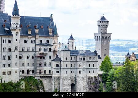 Schloss Neuschwanstein ist ein historisches Schloss aus dem 19. Jahrhundert auf einem schroffen Hügel über dem Dorf Hohenschwangau bei Füssen im Südwesten Bayerns, Germ Stockfoto