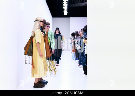 Mailand, Italien. September 2021. SUNNEI SS22 Runway während der Milan Fashion Week am 2021. September - Mailand, Italien. 24/09/2021 Credit: dpa/Alamy Live News Stockfoto