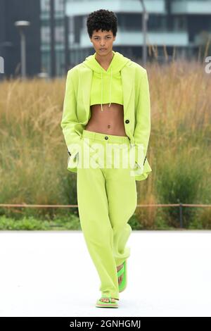 Mailand, Italien. September 2021. MSGM SS22 Runway während der Milan Fashion Week am 2021. September - Mailand, Italien. 25/09/2021 Credit: dpa/Alamy Live News Stockfoto