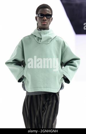 Mailand, Italien. September 2021. SUNNEI SS22 Runway während der Milan Fashion Week am 2021. September - Mailand, Italien. 24/09/2021 Credit: dpa/Alamy Live News Stockfoto