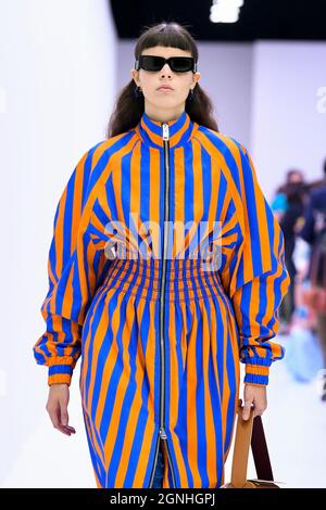 Mailand, Italien. September 2021. SUNNEI SS22 Runway während der Milan Fashion Week am 2021. September - Mailand, Italien. 24/09/2021 Credit: dpa/Alamy Live News Stockfoto