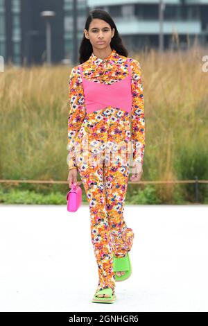 Mailand, Italien. September 2021. MSGM SS22 Runway während der Milan Fashion Week am 2021. September - Mailand, Italien. 25/09/2021 Credit: dpa/Alamy Live News Stockfoto