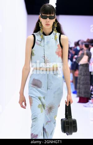 Mailand, Italien. September 2021. SUNNEI SS22 Runway während der Milan Fashion Week am 2021. September - Mailand, Italien. 24/09/2021 Credit: dpa/Alamy Live News Stockfoto