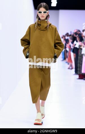 Mailand, Italien. September 2021. SUNNEI SS22 Runway während der Milan Fashion Week am 2021. September - Mailand, Italien. 24/09/2021 Credit: dpa/Alamy Live News Stockfoto