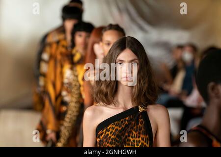 Mailand, Italien. September 2021. Roberto Cavalli SS22 Runway während der Milan Fashion Week am 2021. September - Mailand, Italien. 22/09/2021 Credit: dpa/Alamy Live News Stockfoto