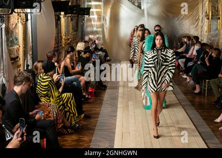 Mailand, Italien. September 2021. Roberto Cavalli SS22 Runway während der Milan Fashion Week am 2021. September - Mailand, Italien. 22/09/2021 Credit: dpa/Alamy Live News Stockfoto