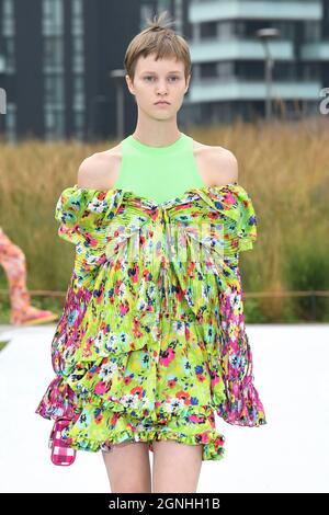 Mailand, Italien. September 2021. MSGM SS22 Runway während der Milan Fashion Week am 2021. September - Mailand, Italien. 25/09/2021 Credit: dpa/Alamy Live News Stockfoto