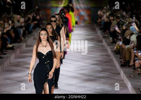 Mailand, Italien. September 2021. VERSACE SS22 Runway während der Milan Fashion Week am 2021. September - Mailand, Italien. 24/09/2021 Credit: dpa/Alamy Live News Stockfoto