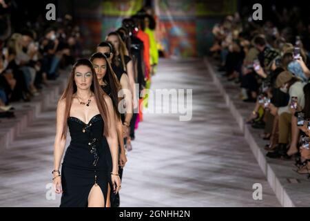 Mailand, Italien. September 2021. VERSACE SS22 Runway während der Milan Fashion Week am 2021. September - Mailand, Italien. 24/09/2021 Credit: dpa/Alamy Live News Stockfoto