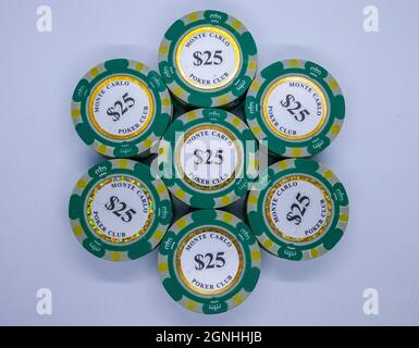 Stapel von 5-25 Token oder Haufen fallender realistischer Casino-Chips, volumetrisches Roulette und Blackjack, Sport-Poker-Geld oder Bargeld. Glücksspiel und Erfolg, winne Stockfoto