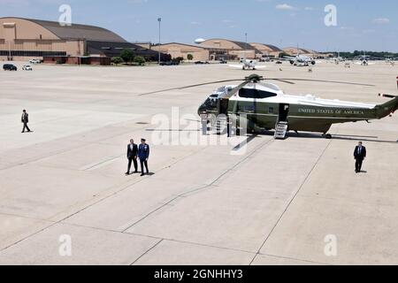 Präsident Barack Obama verlässt Marine One, nachdem er am 14. Juli 2009 auf dem Luftwaffenstützpunkt Andrews landete, um eine Reise nach Warren, Michigan und St. Louis, Mo., zu Unternehmen (Offizielles Foto des Weißen Hauses von Pete Souza). Dieses offizielle Foto des Weißen Hauses wird von Nachrichtenorganisationen zur Veröffentlichung und/oder zum persönlichen Druck durch den/die Betreff(e) des Fotos zur Verfügung gestellt. Das Foto darf in keiner Weise manipuliert oder in Materialien, Anzeigen, Produkten oder Werbeaktionen verwendet werden, die in irgendeiner Weise die Zustimmung oder Billigung des Präsidenten, der ersten Familie oder des Weißen Hauses nahelegen. Stockfoto