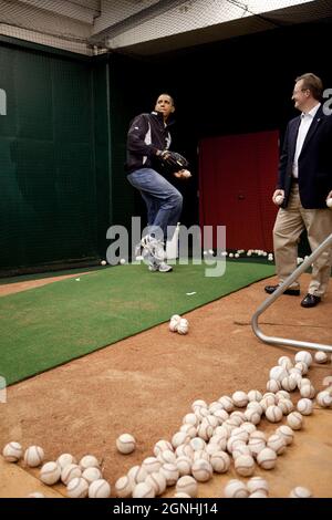 Präsident Barack Obama übt vor dem Start des MLB All-Star Game in St. Louis am 14. Juli 2009, die erste Seillänge mit dem ersten Baseman der St. Louis Cardinals, Albert Pujols, zu werfen. Präsident Obama warf später den ersten Pitch nach Pujols. (Offizielles Foto des Weißen Hauses von Pete Souza) Dieses offizielle Foto des Weißen Hauses wird zur Veröffentlichung durch Nachrichtenorganisationen und/oder zum persönlichen Druck durch die Betreffzeile(en) des Fotos zur Verfügung gestellt. Das Foto darf in keiner Weise manipuliert oder in Materialien, Werbung, Produkten oder Werbeaktionen verwendet werden, die in irgendeiner Weise eine Genehmigung vorschlagen Stockfoto