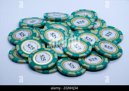 Stapel von Spielmarken der Größe 5-25 oder Haufen fallender realistischer Casino-Chips, volumetrisches Roulette und Blackjack, Sport-Poker-Geld oder Bargeld. Glücksspiel und Erfolg Stockfoto