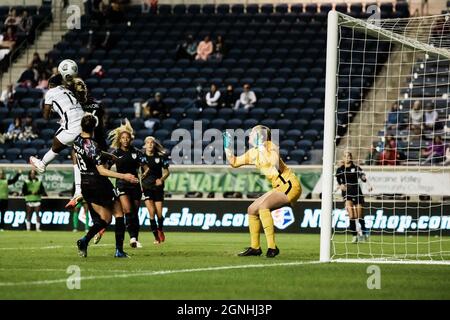 Bridgeview, Usa. September 2021. Cystal Dunn #19, Portland Thorns kämpft während des Spiels am 25. September im Seat Geek Stadium um den Ball Quelle: SPP Sport Press Foto. /Alamy Live News Stockfoto