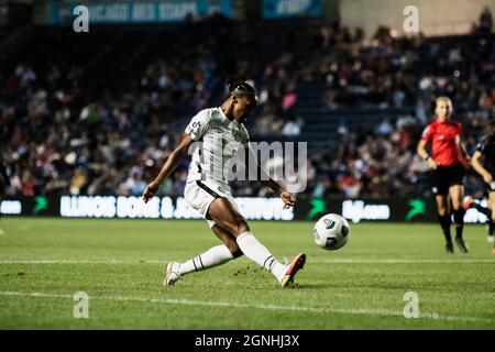 Bridgeview, Usa. September 2021. Cystal Dunn #19, Portland Thorns schießt den Ball während des Spiels am 25. September im Seat Geek Stadium Quelle: SPP Sport Press Foto. /Alamy Live News Stockfoto