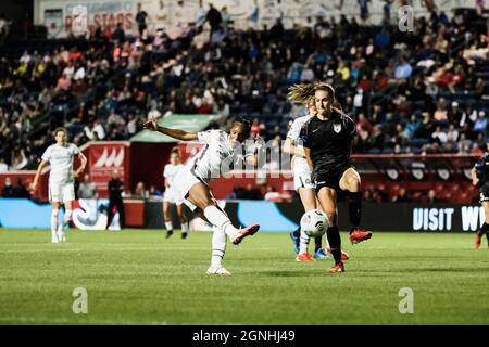 Bridgeview, Usa. September 2021. Cystal Dunn #19, Portland Thorns schießt den Ball während des Spiels am 25. September im Seat Geek Stadium Quelle: SPP Sport Press Foto. /Alamy Live News Stockfoto