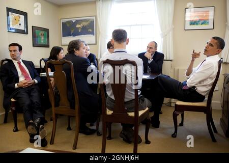 Präsident Barack Obama nimmt am 17. Juli 2009 an einem Treffen im Gesundheitsbereich als Assistent des Präsidenten für Gesetzgebungsfragen, dem Büro von Phil Schiliro, Teil. (Offizielles Foto des Weißen Hauses von Pete Souza.) Dieses offizielle Foto des Weißen Hauses wird von Nachrichtenorganisationen zur Veröffentlichung und/oder zum persönlichen Druck durch den/die Betreff(e) des Fotos zur Verfügung gestellt. Das Foto darf in keiner Weise manipuliert oder in Materialien, Anzeigen, Produkten oder Werbeaktionen verwendet werden, die in irgendeiner Weise die Zustimmung oder Billigung des Präsidenten, der ersten Familie oder des Weißen Hauses nahelegen. Stockfoto