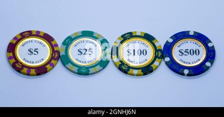 Haufen von Glücksspielen 5, 25, 100 Dollar, 5 Spielmarken realistische Casino-Chips, volumetrisches Roulette und Blackjack, Sport-Poker-Geld oder Bargeld. Glücksspiel und Erfolg, Stockfoto