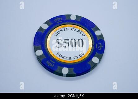 Einzelner 5000er Token oder Haufen fallender realistischer Casino-Chips, volumetrisches Roulette und Blackjack, Sport-Poker-Geld oder Bargeld. Glücksspiel und Erfolg, Gewinner Stockfoto