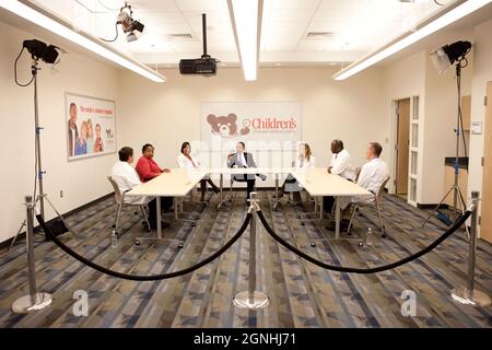 Präsident Barack Obama nimmt am 20. Juli 2009 an einer Diskussionsrunde mit Gesundheitsdienstleistern im Kinderkrankenhaus Teil. (Offizielles Foto des Weißen Hauses von Pete Souza) Dieses offizielle Foto des Weißen Hauses wird zur Veröffentlichung durch Nachrichtenorganisationen und/oder zum persönlichen Druck durch die Betreffenden des Fotos zur Verfügung gestellt. Das Foto darf in keiner Weise manipuliert oder in Materialien, Anzeigen, Produkten oder Werbeaktionen verwendet werden, die in irgendeiner Weise die Zustimmung oder Billigung des Präsidenten, der ersten Familie oder des Weißen Hauses nahelegen. Stockfoto