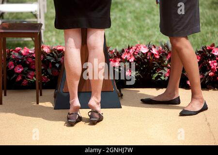 Präsident Barack Obama (R) und der irakische Premierminister Nuri al-Maliki gehen zum Rosengarten, um am 22. Juli 2009 im Weißen Haus in Washington eine Pressekonferenz abzuhalten. (Offizielles Foto des Weißen Hauses von Chuck Kennedy) Stockfoto