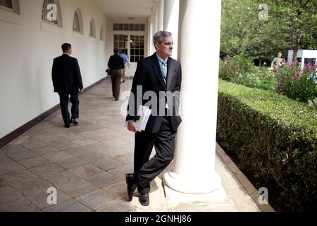 Denis McDonough, stellvertretender nationaler Sicherheitsberater für strategische Kommunikation, lehnt sich während der gemeinsamen Pressekonferenz von Präsident Barack Obama und dem irakischen Premierminister Nuri al-Maliki am 22. Juli 2009 im Rosengarten im Weißen Haus in Washington gegen eine Kolonnade an. (Offizielles Foto des Weißen Hauses von Chuck Kennedy) Dieses offizielle Foto des Weißen Hauses wird zur Veröffentlichung durch Nachrichtenorganisationen und/oder zum persönlichen Druck durch den/die Betreff(e) des Fotos zur Verfügung gestellt. Das Foto darf in keiner Weise manipuliert oder in Materialien, Werbung, Produkten oder verwendet werden Stockfoto