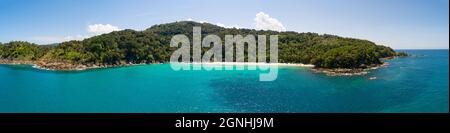 Luftaufnahme Drohnenaufnahme erstaunliches Panorama Freedom Beach auf der insel phuket wunderschöne Insel in thailand erstaunliche Hochwinkelansicht Insel Küste mit blau Stockfoto