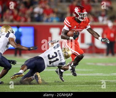 25. September 2021: Houston Cougars laufen zurück Alton McCaskill (22) trägt den Ball während eines NCAA-Fußballspiels zwischen den Houston Cougars und den Midshipmen der Marine am 25. September 2021 in Houston, Texas. (Bild: © Scott Coleman/ZUMA Press Wire) Stockfoto