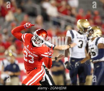 25. September 2021: Houston Cougars cornerback Art Green (23) feiert, nachdem die Cougars während eines NCAA-Fußballspiels zwischen den Houston Cougars und den Midshipmen der Navy am 25. September 2021 in Houston, Texas, ein Fumble der Navy zurückgewonnen haben. (Bild: © Scott Coleman/ZUMA Press Wire) Stockfoto